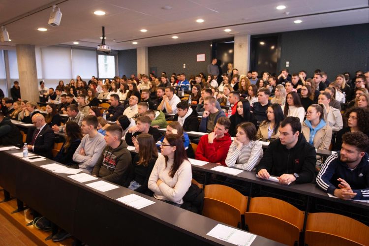 Slika /slike/Priopcenja/naslovna dt tušek 11-3-.jpg